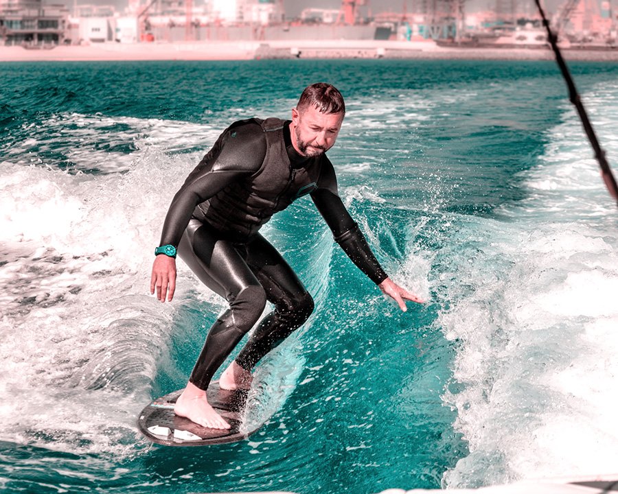 Wetsuit Thickness and Water Temperature Guide: Wake Surfing in Dubai